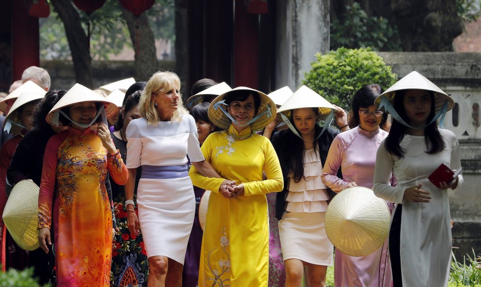 La esposa del vicepresidente de EEUU Joe Biden, Jill Biden (c-i), y la primera dama vietnamita, Mai Thi Hanh (c-d), visitan el templo Van Mieu de Literatura en Hanoi (Vietnam), hoy, 20 de julio de 2015. Jill Biden realiza una visita de dos días al país.