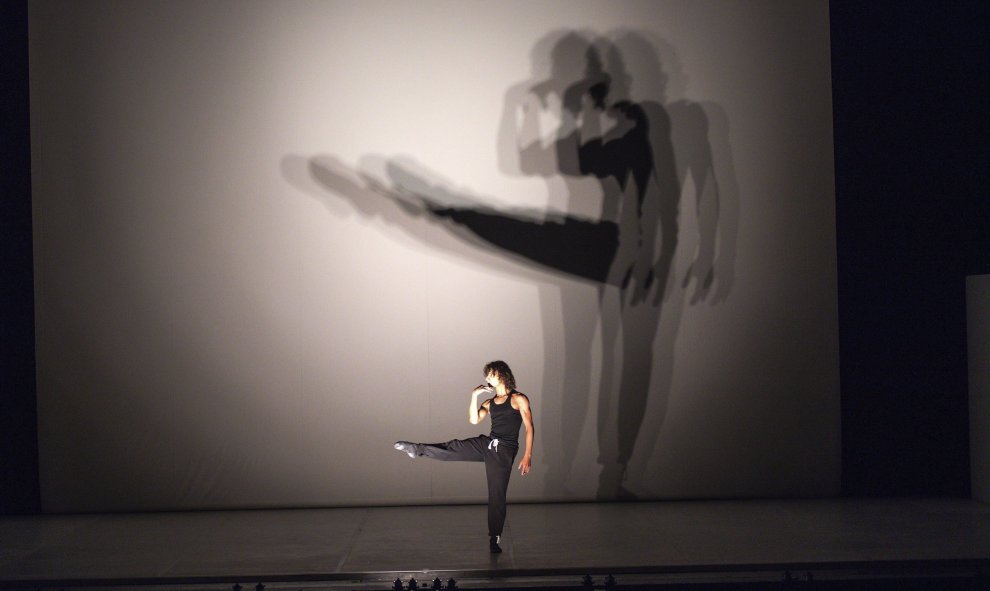 Un integrante de la compañía suiza de danza Bejart Ballet durante el ensayo general de la obra de 'Ballet por la Vida' en la Ópera de Berlín, Alemania hoy 21 de julio de 2015. La obra podrá verse del 21 al 26 de julio. EFE/Bernd von Jutrczenka