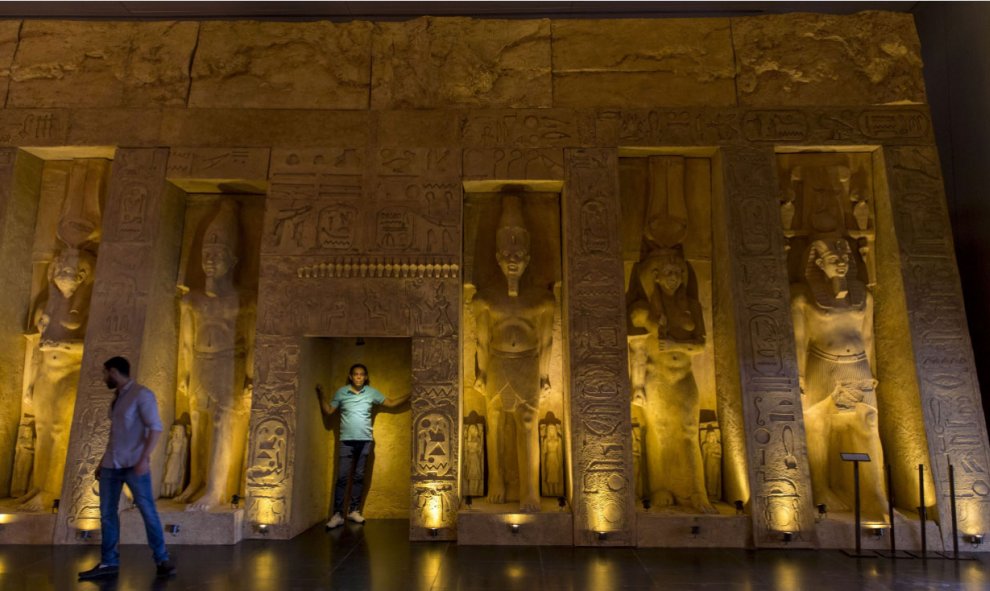 El artesano egipcio Hany Mostafa (c) ha presentado hoy en Pabellón de la Navegación en Sevilla su exposición "Ramses, Rey de Reyes", una muestra que incluye la réplica de la fachada del templo de Nefertari que el autor ha traído por primera vez a Europa y