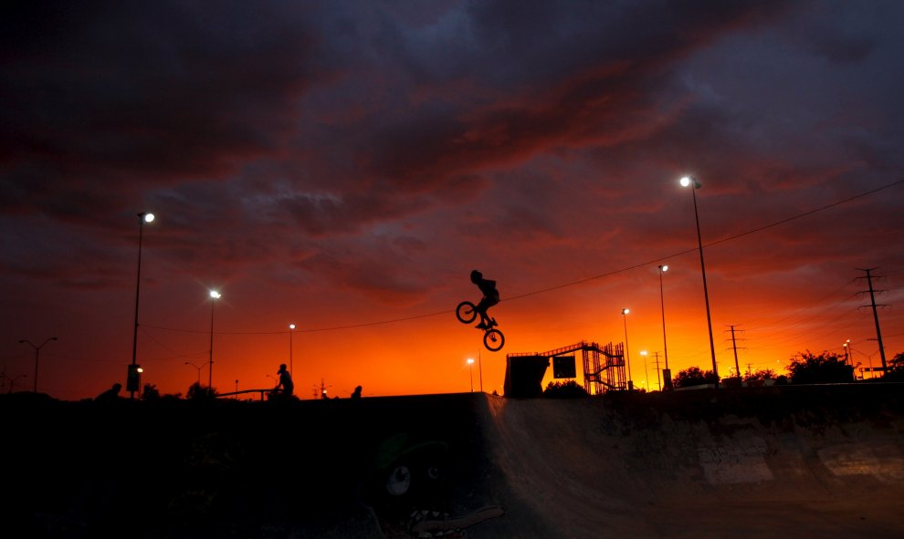 Un joven haciendo un truco de BMX en un skatepark en Ciudad Juárez, México. REUTERS / Jose Luis González