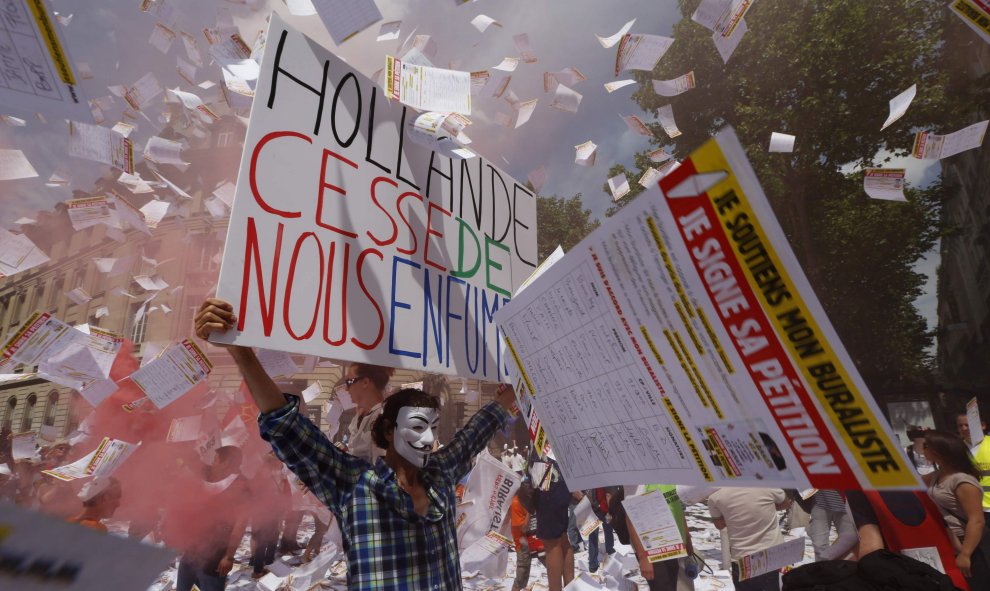 Los vendedores de tabaco franceses protestaron hoy contra el proyecto de instaurar el paquete neutro de cigarrillos con una manifestación. REUTERS/John Schults