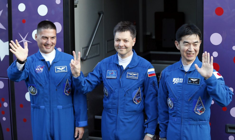 Los miembros de la nueva misión tripulada a la Estación Espacial Internacional (EEI), (i-d) el estadounidense Kjell Lindgren, el ruso Oleg Kononenko, y el japonés Kimiya Yui, posan antes de embarcarse en la nave Soyuz TMA-17M, en Baikonur, Kazajistán, hoy