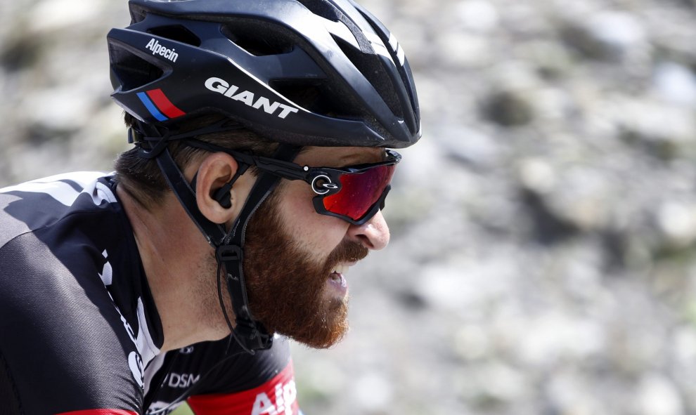 El ciclista alemán Simon Geschke, del equipo Team Giant-Alpecin, durante la decimoséptima etapa de 161 kilómetros entre Digne-les-Bains y Pra Loup en la 102ª edición del Tour de Francia, hoy, 22 de julio de 2015. EFE/Kim Ludbrook