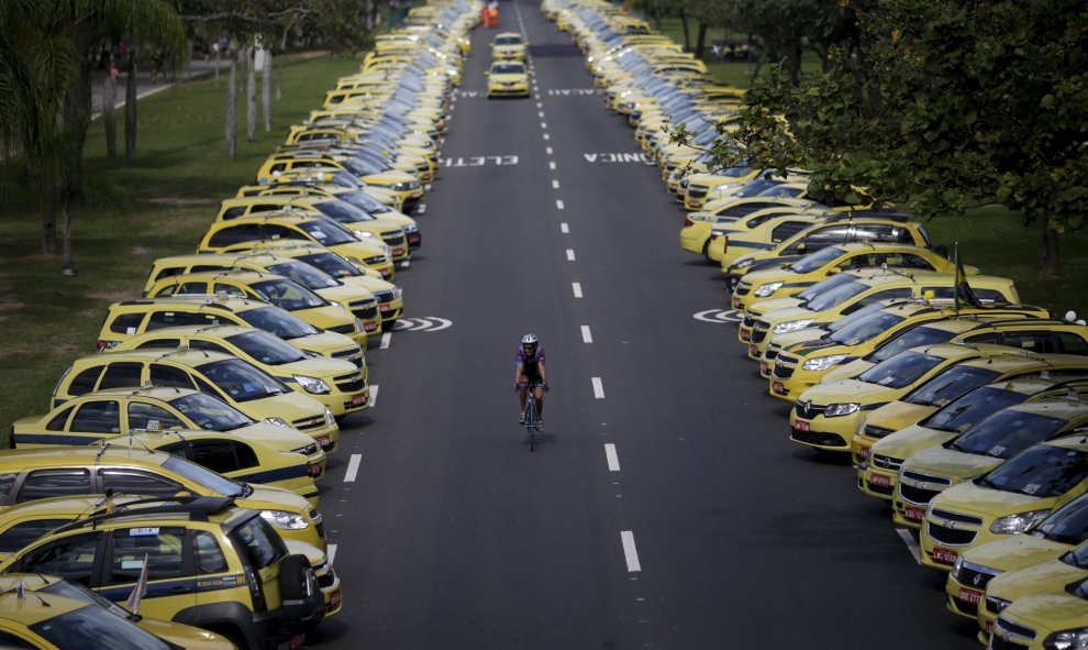 Conductores de taxi protestan contra la competencia que les genera la aplicación Uber, hoy, viernes 24 de julio 2015, en Río de Janeiro (Brasil) REUTERS/Ricardo Moraes