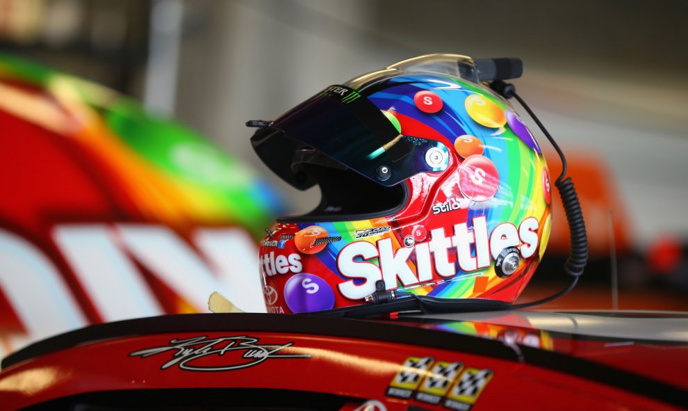 El casco de Kyle Busch, piloto del #18 Skittles Toyota, se sienta en su coche antes de la práctica en NASCAR Sprint Cup Series 2015, el 24 de julio de 2015 en Indianápolis, Indiana. Matt Sullivan / Getty Images / AFP