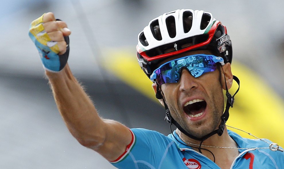 El italiano Vincenzo Nibali celebra su victoria en la 19º etapa del Tour de Francia al cruzar la línea de meta en el kilómetro 138. Les Sybelles en los Alpes franceses, Francia, 24 de julio de 2015. REUTERS / Stefano Rellandini