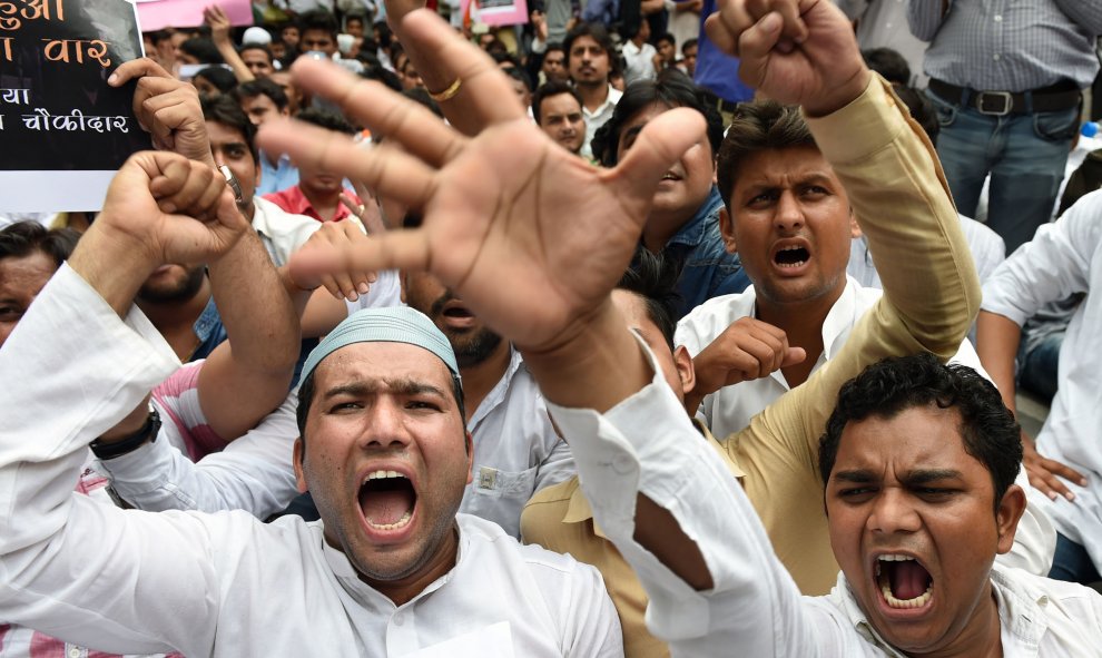 Activistas de la Juventud India del Congreso ( IYC ) gritan consignas en contra del Gobierno durante una protesta después de un ataque militante sospechoso en el distrito de Gurdaspur de Punjab, en Nueva Delhi el 27 de julio 2015. AFP PHOTO / SAJJAD HUSSA