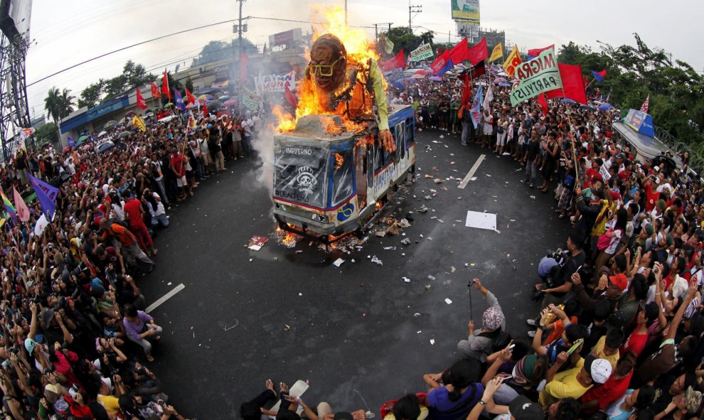 Manifestantes filipinos queman una efigie del presidente Benigno Aquino durante una protesta en los alrededores del Congreso, donde hoy, 27 de julio de 2015, Aquino tiene previsto pronunciar su discurso del estado de la nación, en Manila (Filipinas). EFE/