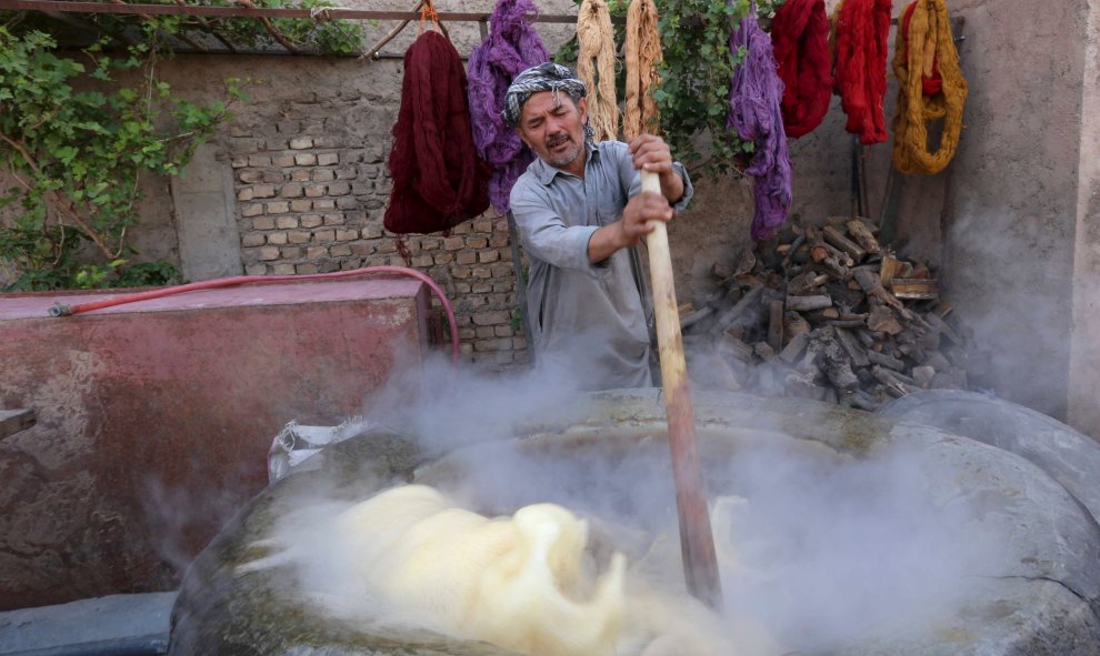 Un hombre afgano trabaja en una fábrica tradicional de hilado en Afganistán 28 de julio de 2015. REUTERS / Mohammed Shoib