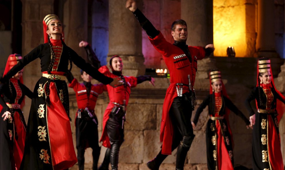 Unos bailarines actúan en el Festival de Jerash en la antigua ciudad jordana de Jerash, Jordania. REUTERS / Muhammad Hamed