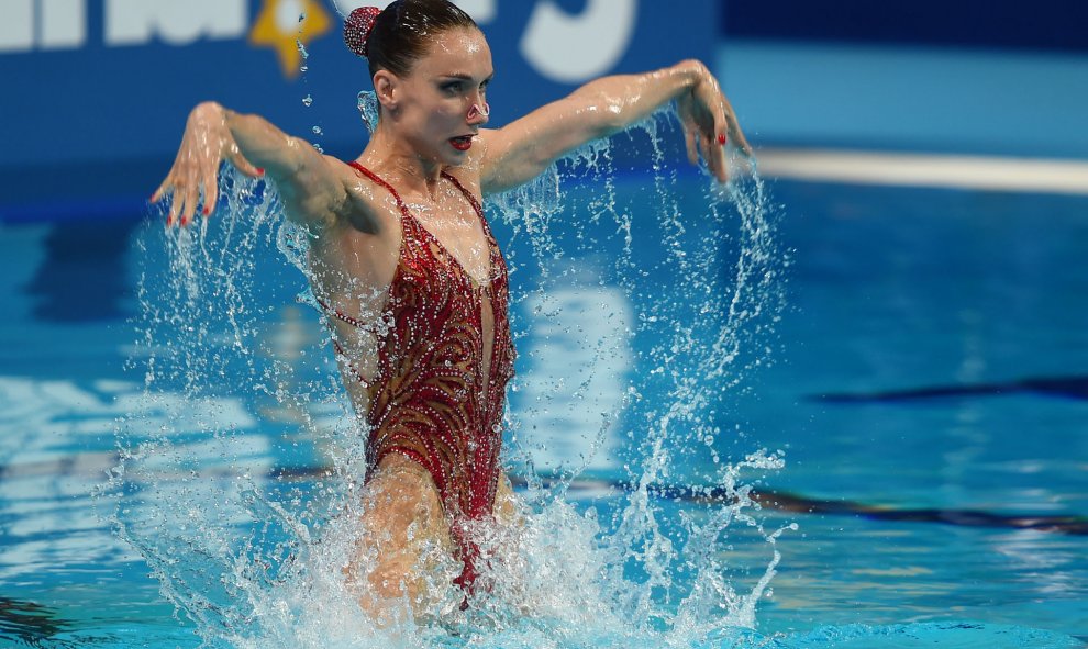 La nadadora rusa, Natalia Ishchenko, compite en el evento final de solitario libre de mujeres durante la competición de natación sincronizada en el Campeonato Mundial FINA 2015 en Kazán, el 29 de julio de 2015. AFP PHOTO / CHRISTOPHE SIMON