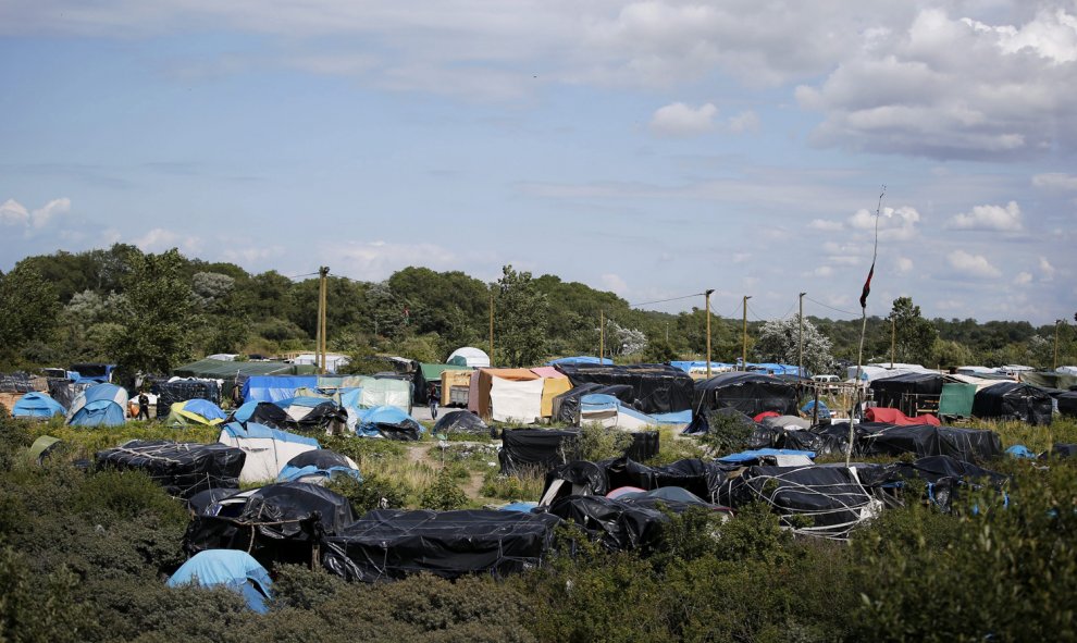 Vista del campamento de inmigrantes llamado La Jungla en Calais, Francia.  EFE/YOAN VALAT