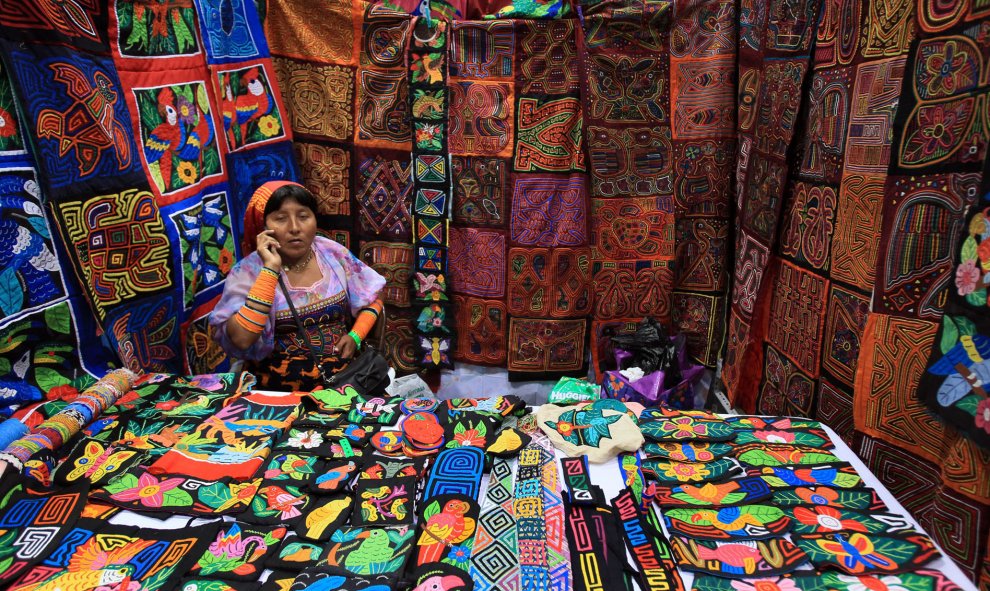 Una mujer indígena presenta sus trabajos en la Feria Nacional de Artesanías, en Ciudad de Panamá. La 38ª Feria Nacional de Artesanías de Panamá, organizada por el ministerio de Comercio e Industrias de Panamá, espera captar a más de 30.000 visitantes entr