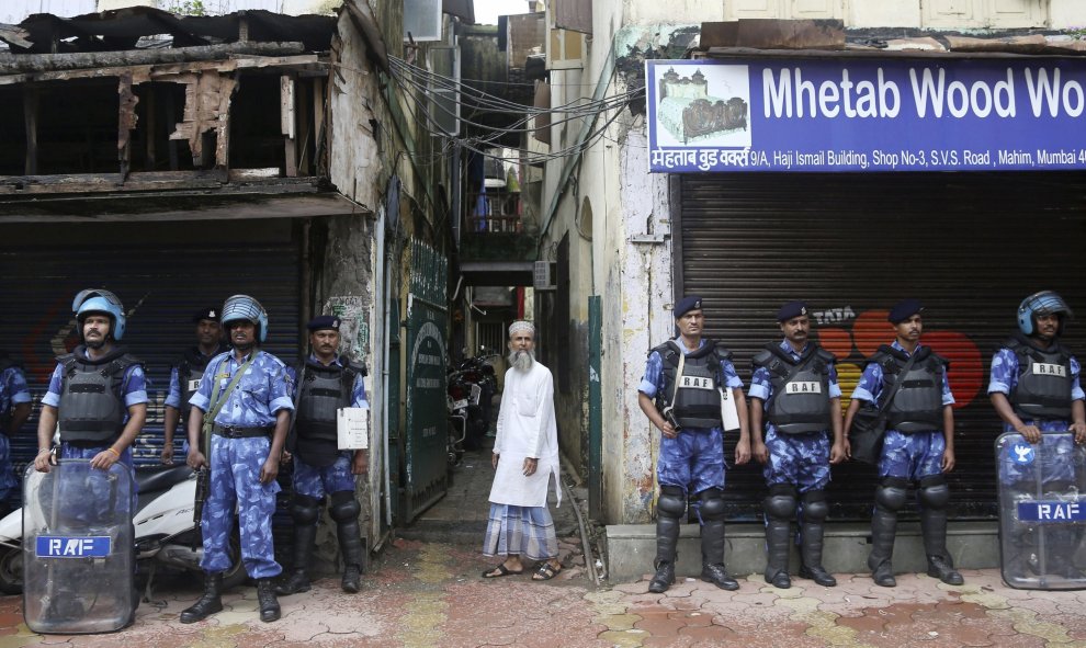 Policías indios vigilan cerca de la residencia de la familia de Yakub Memon en Bombay (India) hoy, 30 de julio de 2015. Las autoridades indias ejecutaron hoy a Yakub Memon, condenado a muerte por los atentados que en 1993 causaron 257 muertos en la ciudad