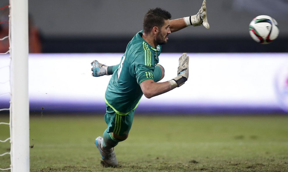 Iker Casillas para el balón en el Real Madrid - Milán, en Shanghai, 30 de julio, 2015. REUTERS/Aly Song