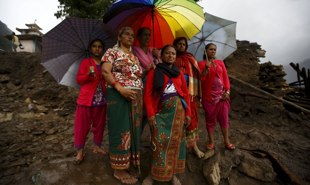 Habitantes del pueblo observan cómo los equipos de rescate buscan personas desaparecidas tras el deslizamiento de tierra en la aldea de Lumle, en el distrito de Kaski. Las lluvias torrenciales en Nepal  han afectado varios pueblos este jueves y al menos a