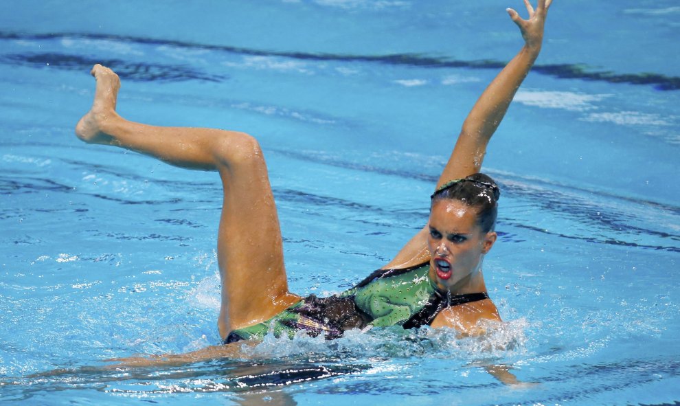 La española Ona Carbonell y Paula Klamburg realizan el dúo de natación sincronizada libre durante el final del Campeonato Mundial de Natación en Kazán, Rusia, 30 de julio de 2015. REUTERS / Michael Dalder