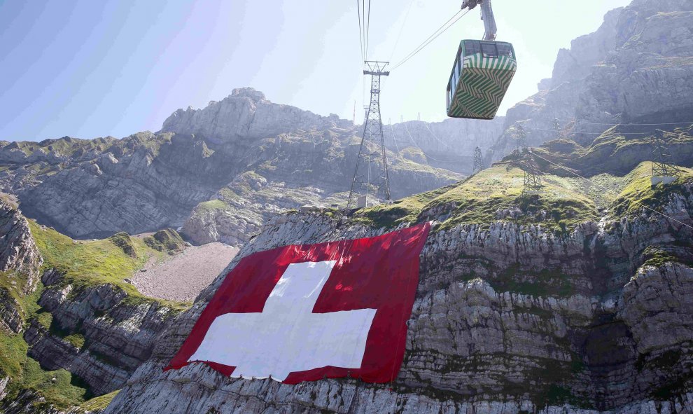 Montañeros colocan la enrome bandera nacional suiza 80x80 metros en el lado oeste del Monte Saentis, 31 de julio, 2015. Hoy se celebra el Día Nacional de Suiza. REUTERS/Arnd Wiegmann