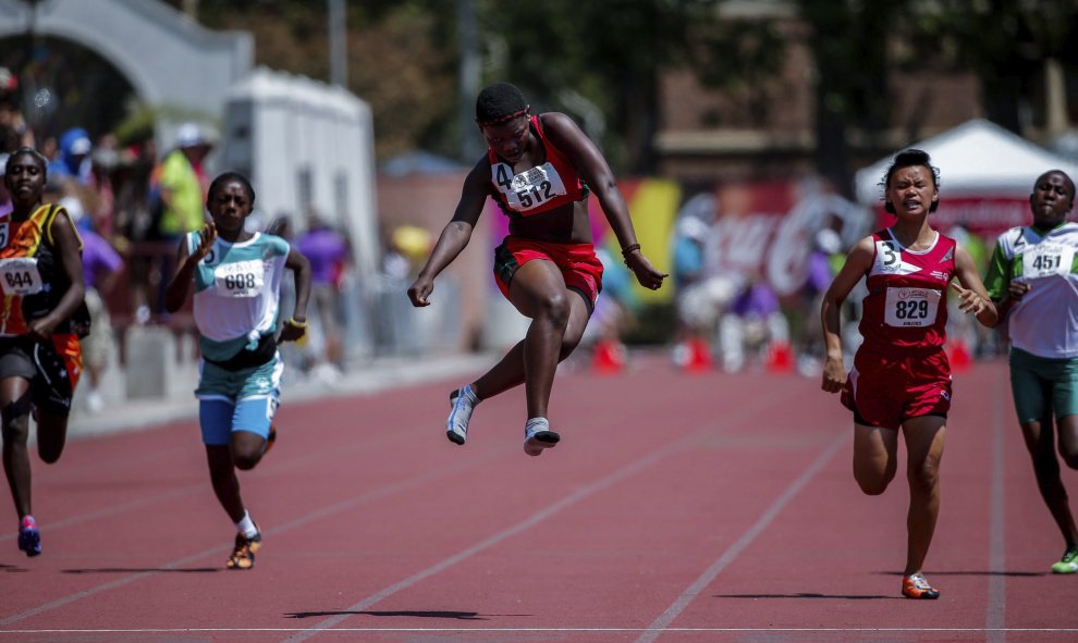 La malauí Agnes Lekaleka (centro), salta tras cruzar la línea de meta en la final femenina de 100 metros durante los Mundiales de Verano de los juegos Special Olympics en Los Ángeles (California) ayer, 30 de julio de 2015. Los 6500 atletas de 165 países q