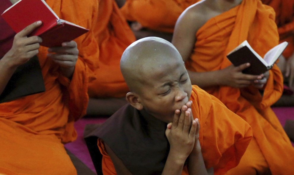 Monjes participan en los rezos de "Guru Purnima" en Bangalore (India) hoy, 31 de julio de 2015. El festival "Guru Purnima" se celebra tradicionalmente por hindúes y budistas durante el día de luna llena en el mes de Asad (julio-agosto). EFE/JAGADEESH NV