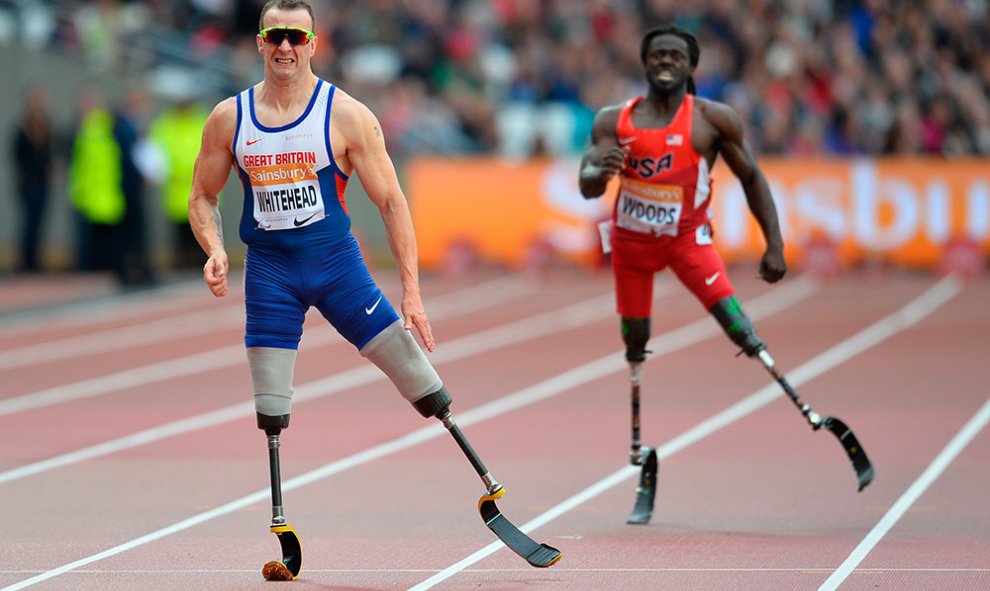 El británico Richard Whitehead gana el evento de 200m T42 en los Anniversary paralympic games en el estadio Queen Elizabeth Olympic Park. en Stratfor, Londres.- GLYN KIRK (AFP)