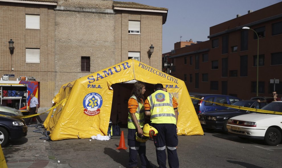 Efectivos de Protección civil en las cercanías de un edificio de viviendas del madrileño barrio de Carabanchel .- EFE