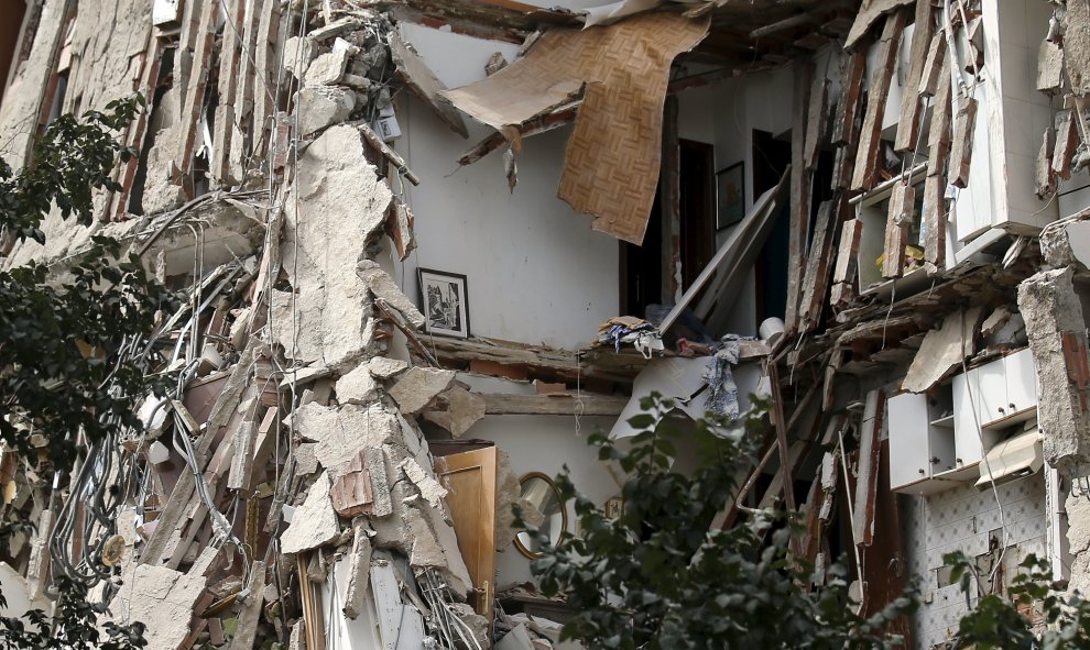 Vista del edificio que ha sufrido un derrumbe parcial en el madrileño barrio de Carabanchel. REUTERS/Andrea Comas
