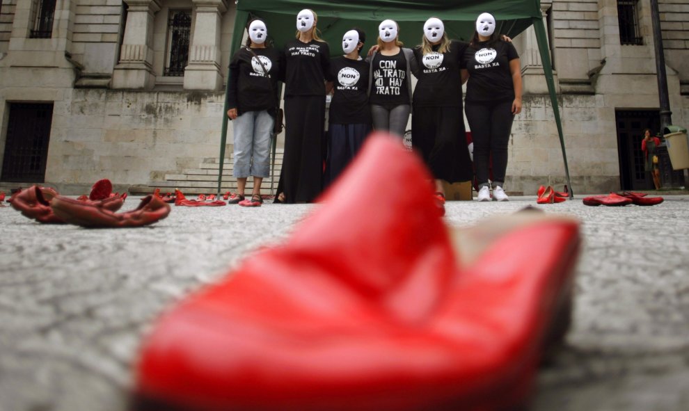 La asociación Ve-la Luz, que lucha contra la violencia machista, llevó hoy su campaña Zapatos Rojos contra esta lacra al TSXG tras el suceso que acabó con la vida de dos hermanas menores de edad, presuntamente víctimas de un crimen pergeñado por su padre.