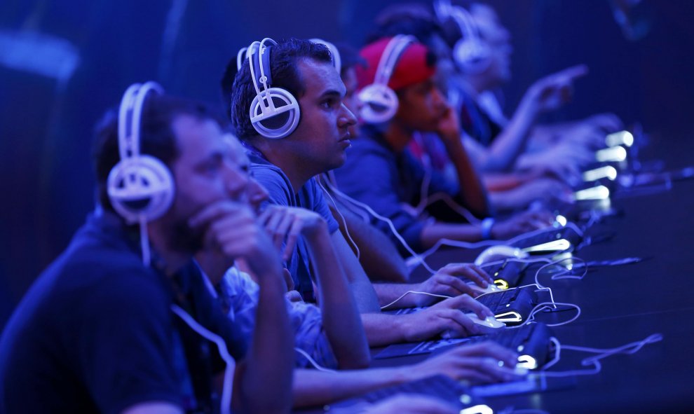 Varios jugadores del "StarCraft II", desarrollado por Blizzard Entertainment en la feria Gamescom 2015 en Colonia, Alemania, 05 de agosto de 2015. La convención de Gamescom, una de las más grandes de videojuegos en Europa, se celebrará desde el 5 de agost