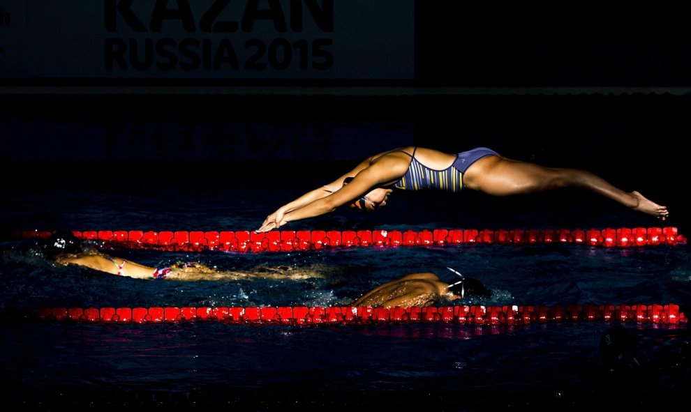 Varios nadadores, durante un calentamiento en los Campeonatos del Mundo de natación disputados en Kazán, Rusia, hoy 5 de agosto de 2015. EFE/Patrick B. Kraemer