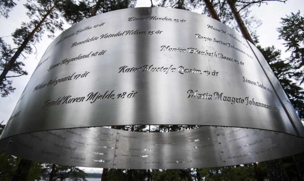 En el monumento se leen los nombres de los jóvenes asesinados en 2011 por Anders Behring Breivik en la isla Utoya a unos 40 km al oeste de Oslo, el 5 de agosto de 2015. Cuatro años después de la masacre se reabre el campamento de juventudes activistas del