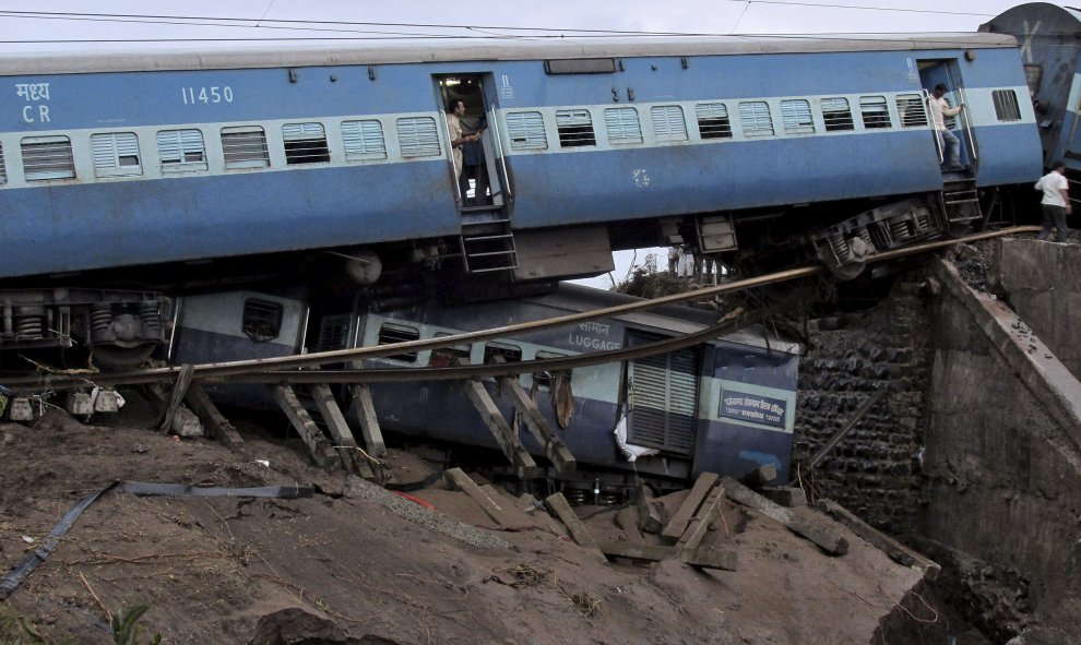 Miembros de los servicios de rescate trabajan en el lugar del accidente de dos trenes cerca de la localidad de Harda, en el estado de Madhya Pradesh, en el centro de la India, hoy, 5 de agosto de 2015. Al menos 27 personas murieron y otras 25 resultaron h