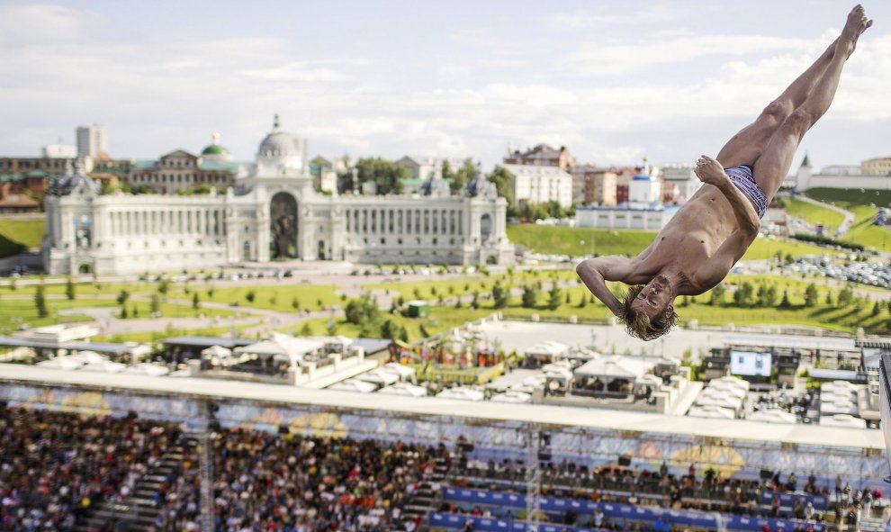 Gary Hunt, de Gran Bretaña en la competición masculina en el Campeonato Mundial de Natación en Kazán, Rusia, 5 de agosto de 2015. El Ministerio de Agricultura y Alimentación de la República de Tatarstán en el fondo de la foto . REUTERS / Hannibal Hanschke