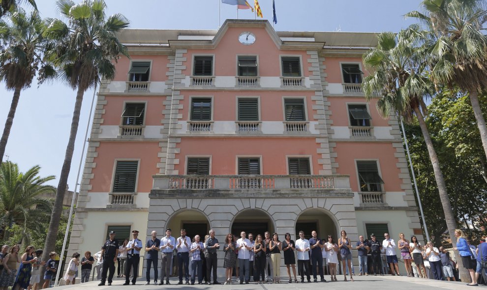 Minuto de silencio, celebrado este mediodía ante la casa consistorial de Castelldefels para condenar el asesinato de una mujer y sus dos hijos a manos de la actual pareja de ésta, que después se suicidó, ocurrido anoche. El pleno del ayuntamiento de la lo