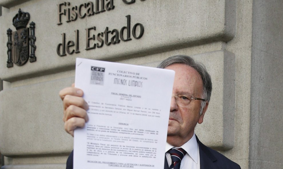 El secretario general del sindicato Manos Limpias, Miguel Bernard, muestra la denuncia que ha presentado hoy en la Fiscalía General del Estado para pedir la detención del presidente de la Generalitat, Artur Mas, por convocar unas elecciones de carácter p