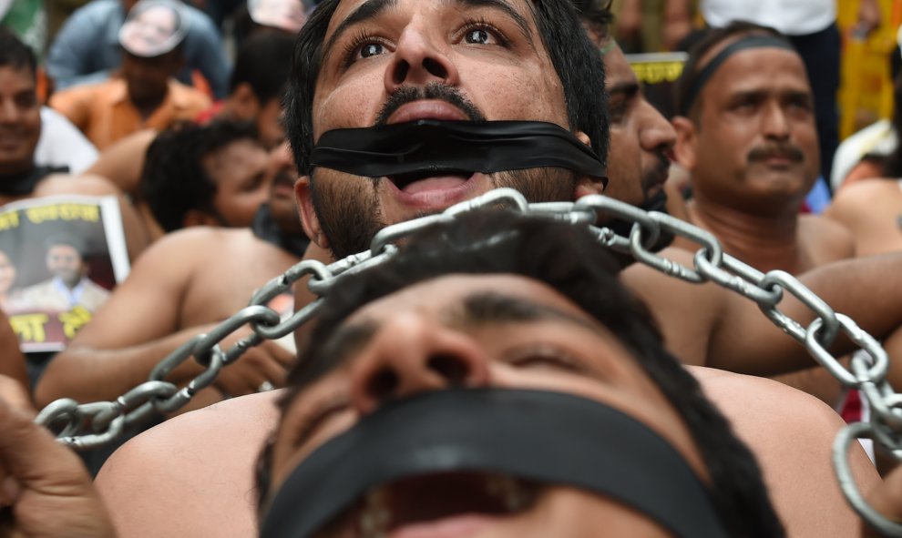 Activistas del congreso de la juventud de la india gritan en contra de la suspensión de 25 legisladores del Congreso en una protesta cerca del Parlamento de la India en Nueva Delhi el 6 de agosto de 2015. AFP PHOTO / SAJJAD HUSSAIN