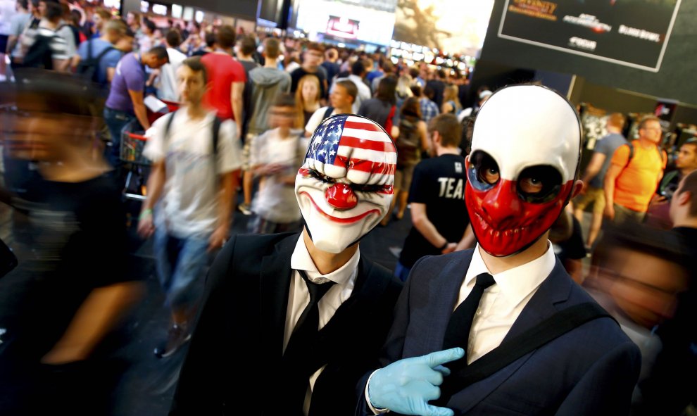 Cosplayers posan para una foto en la Gamescom en Colonia, Alemania 06 de agosto de 2015. REUTERS / Kai Pfaffenbach