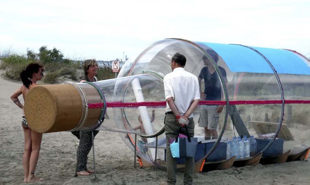 Fotografía facilitada por el artista francés Abraham Poincheval, de la preparación de su nuevo periplo fluvial, en el que durante dos meses y medio remontará 500 kilómetros del Ródano a bordo de una botella de cristal de 6 metros de largo por 2 de ancho.