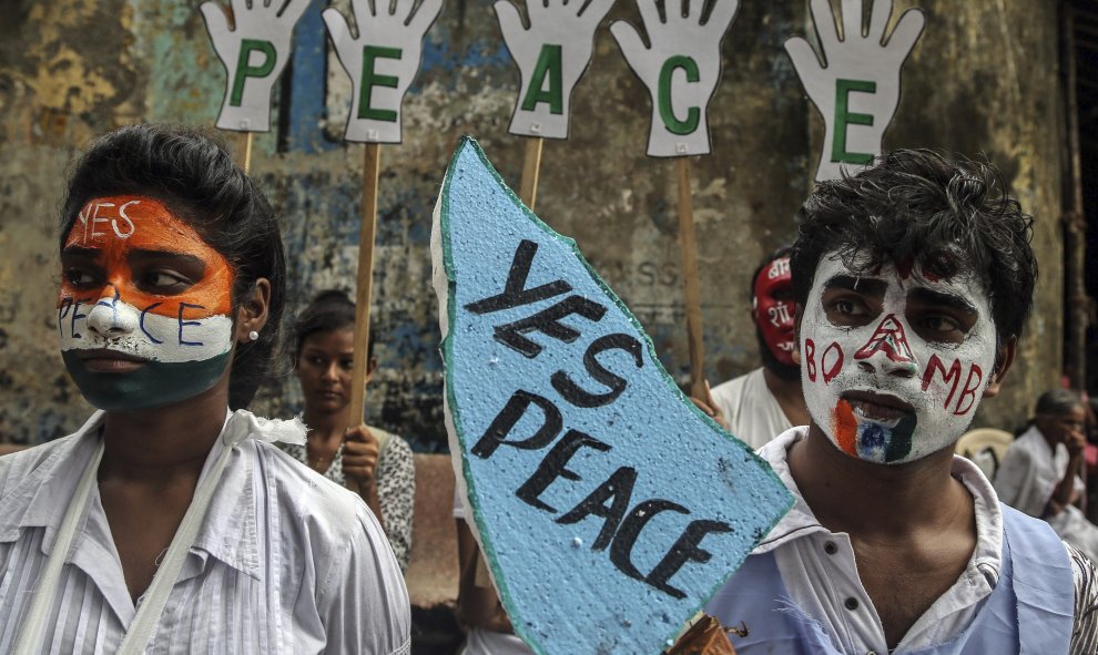 Estudiantes muestran mensajes de paz durante una manifestación con motivo del 70 aniversario de la bomba atómica de Hiroshima en Bombay (India) hoy 6 de agosto de 2015. La bomba lanzada por un avión estadounidense sobre la ciudad nipona acabó de forma inm