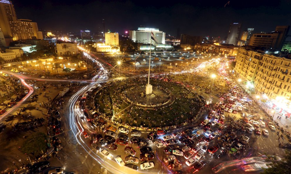 Una vista general de la plaza Tahrir. Egipcios se reúnen para celebrar la apertura del nuevo Canal de Suez, en El Cairo, Egipto, 07 de agosto de 2015. REUTERS / Mohamed Abd El Ghany