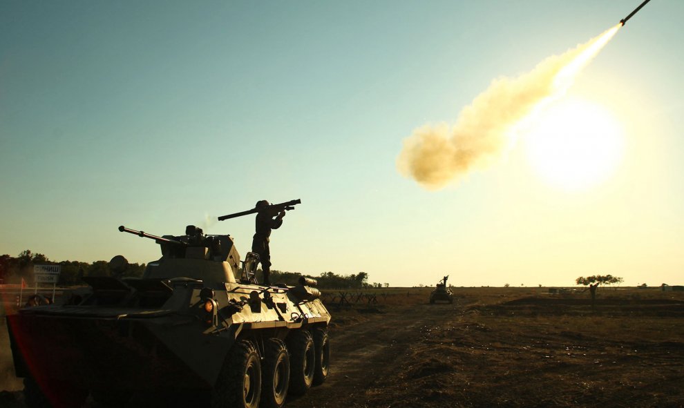 Un soldado dispara un cohete portátil de defensa aérea durante los juegos militares internacionales " Masters of Antiaérea Batalla - 2015 " a las afueras de la ciudad sureña rusa de Yeisk. AFP PHOTO / SERGEI VENYAVSKY