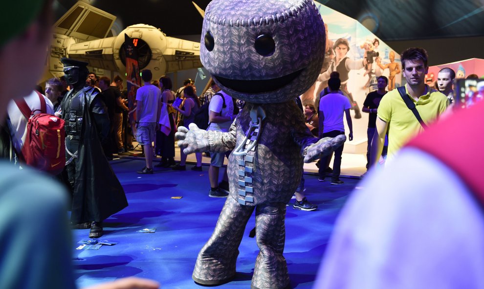 Los visitantes disfrutan de los últimos juegos de la feria Gamescom en Colonia, al oeste de Alemania, el 7 de agosto de 2015. La feria de juegos interactivos durará hasta el 9 de agosto de 2015. AFP / PATRIK STOLLARZ