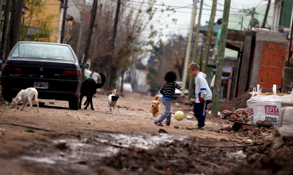 Dos niños juegan al fútbol en la calle de La Matanza, en el área metropolitana de Buenos Aires. Con casi 10 millones de personas, de los 40 millones que viven en Argentina, los expertos creen que en las elecciones presidenciales de octubre se decidirá en