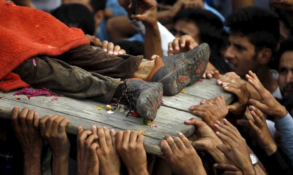 Aldeanos de Cachemira llevan el cuerpo de un presunto militante por la independencia.- REUTERS / Danish Ismail
