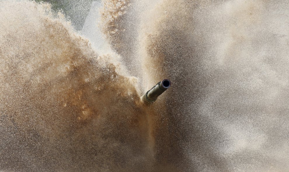 El cañón de un tanque se ve a través del agua durante una competición internacional de ejércitos  en Alabino, fuera de Moscú, Rusia. REUTERS / Maxim Zmeyev