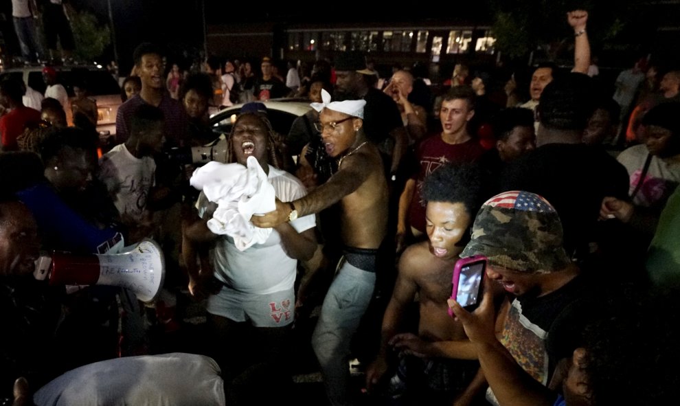Un año después de los disparos de la policía que mataron a un adolescente negro desarmado empujó Ferguson, el suburbio de St. Louis, a protestas continuas denunciando la violencia policial. REUTERS