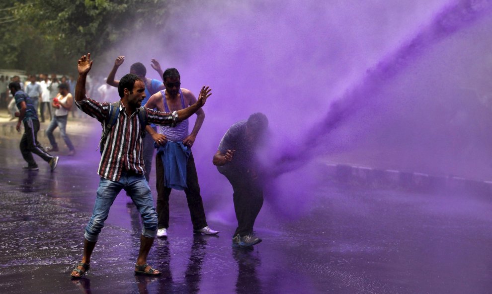 La policía usa agua teñida para dispersar los manifestantes en Srinagar, 10 de agosto de 2015. La policía india detuvo este lunes a decenas de empleados del gobierno que se manifestaban en Srinagar para reclamar una regularización de los puestos de empleo