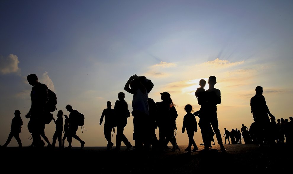 Refugiados sirios venidos desde Kobani en el puerto de Kos tras un operación de rescate frente a la isla griega de Kos, 10 de agosto de 2015. Un buque de la Guardia Costera italiana rescató a 60 refugiados sirios a la deriva en un bote entre Grecia y Turq