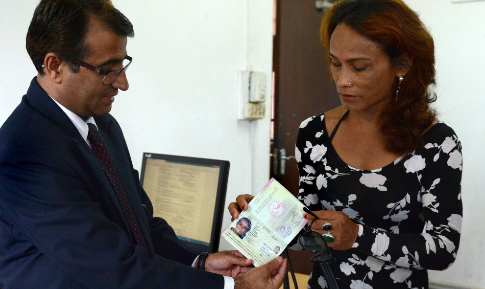 La primera ciudadana transexual de Nepal en recibir un pasaporte transexual nepalí, Mónica Shahi, de Kailali. 10 de agosto de 2015. PRAKASH MATHEMA / AFP