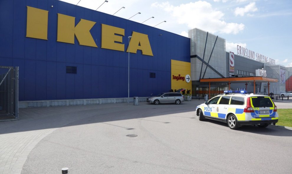 Se ve un coche de la policía en frente de una tienda de Ikea en Västerås, Suecia central, 10 de agosto de 2015. Dos personas murieron y uno fue gravemente herido en un ataque con arma blanca en una tienda de IKEA. /Reuters/ Peter Kruger